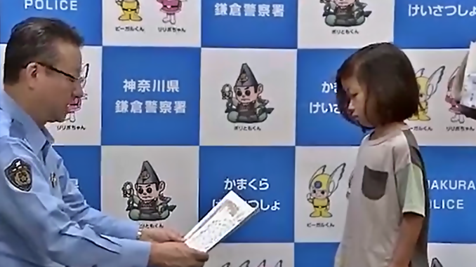 Kaku Kenzo, 5 años, recibe reconocimiento de la policía de Kamakura