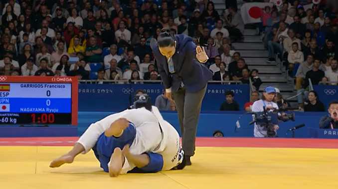 La árbitra mexicana Elizabeth Gonzalez, ordena al judoca español detener la acción, pero no le hace caso 2