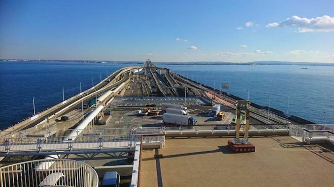 La vía Aqua-Line es un túnel submarino que une Kanagawa y Chiba