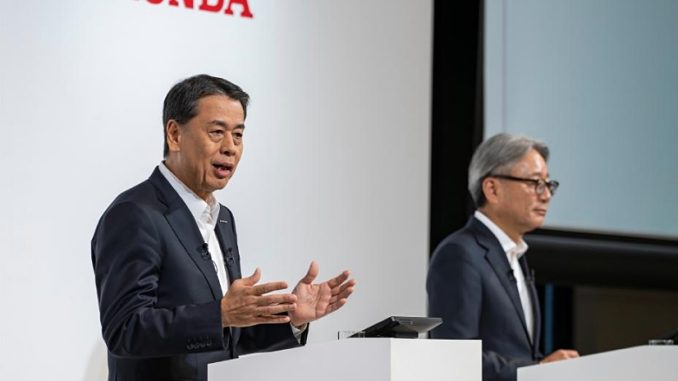 Makoto Uchida, presidente y director ejecutivo de Nissan, y Toshihiro Mibe, director, presidente y representante ejecutivo de Honda