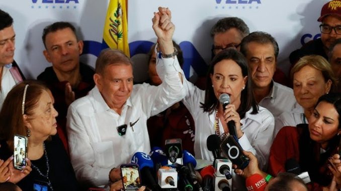 María Corina Machado levanta el brazo de Edmundo González Urrutia