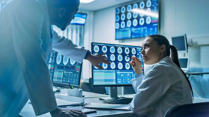 Médicos observan imágenes de MRI de un cerebro lesionado.