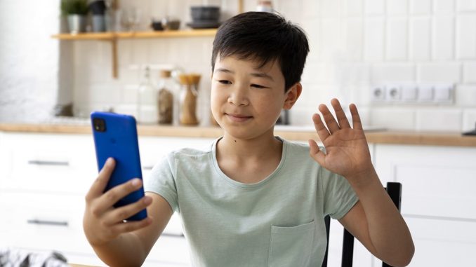 Niño con telefono (freepik)