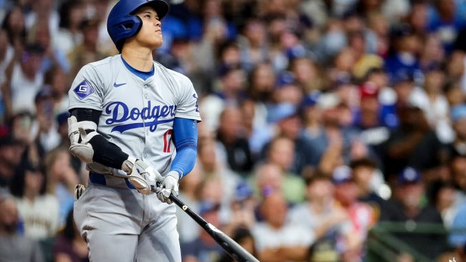Ohtani observa la pelota en su jonrón 37 (Los Dodgers)