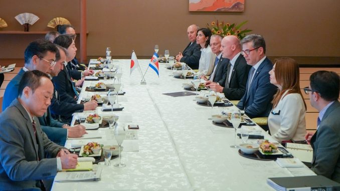 Reunión en Tokio del secretario de Gabinete, Yoshimasa Hayashi, y el primer vicepresidente de Costa Rica, Stephan Brunner