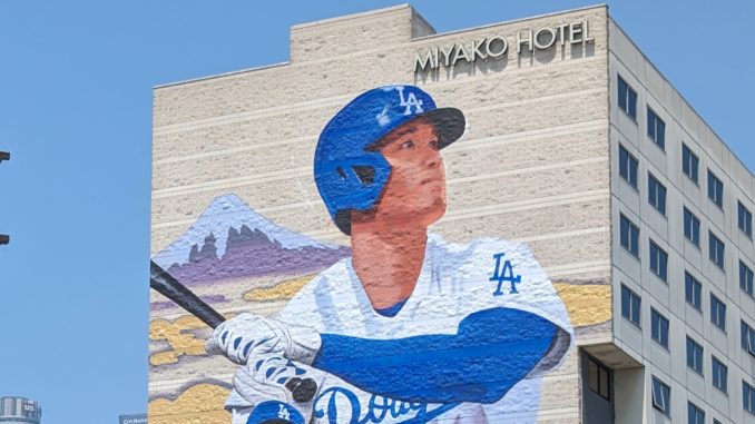 Shohei Ohtani pintado en una pared del Hotel Miyako en Los Angeles por el artista Robert Vargas (Foto - Noah Sauve)