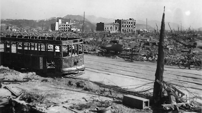 Tren incendiado por la bomba atómica cerca del cruce de Kamiyacho, en Hiroshima
