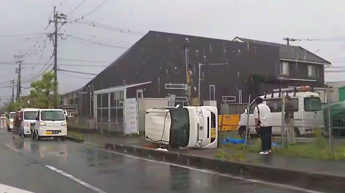 Un tornado volteó un vehículo en Miyazaki (Twitter)