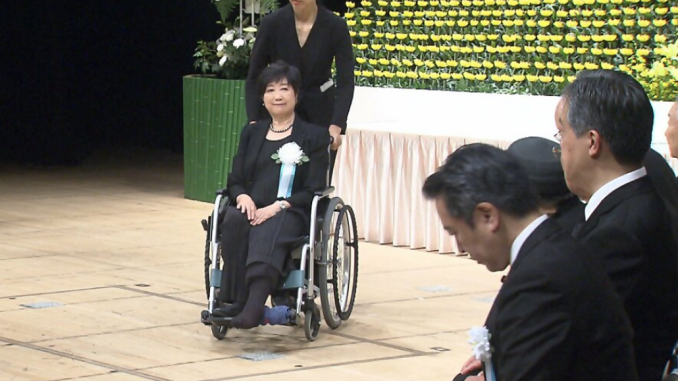 Yuriko Koike, asistió en silla de ruedas el día de los caídos en la guerra