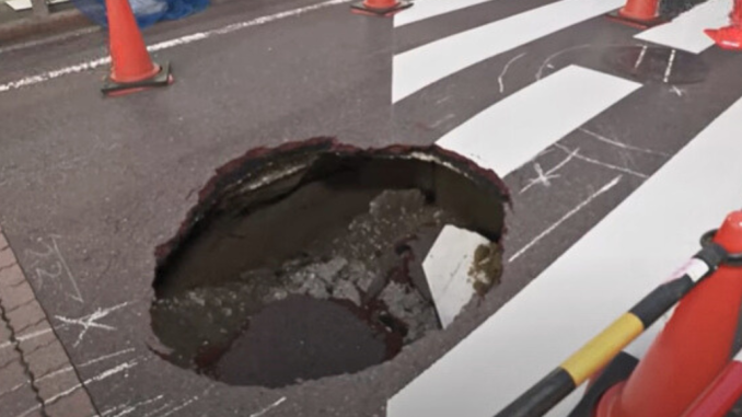 Agujero formado en una calle de Tokio (FNN)