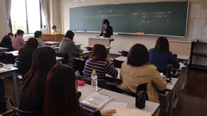 Clases en universidad japonesa