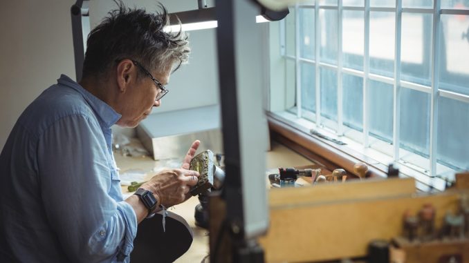 Hombre de la tercera edad trabajando