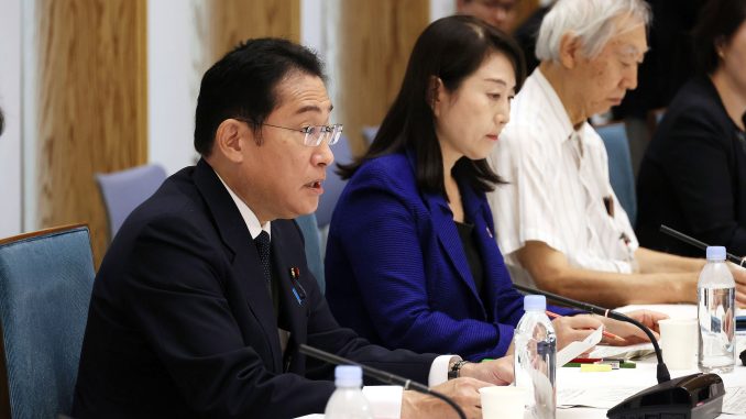 Kishida y Chiko Yada, asesora del primer ministro Fumio Kishida recibió el informa sobre disparidad laboral entre hombres y mujeres