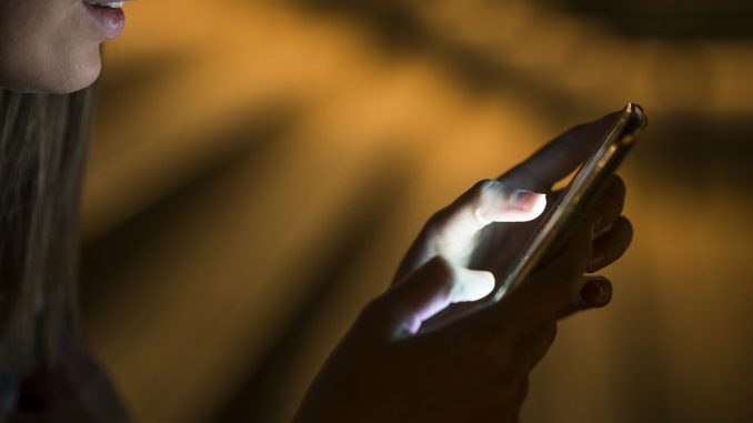 Mujer utilizando un teléfono inteligente