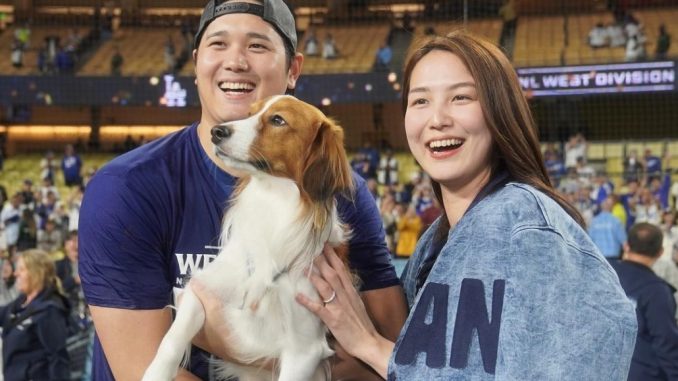 Ohtani, su esposa Mamiko y su mascota Decoy