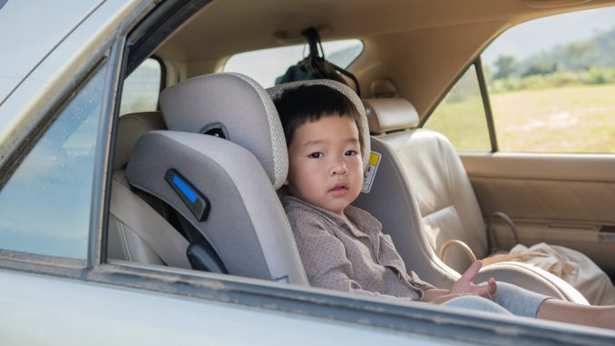 niño en silla infantil
