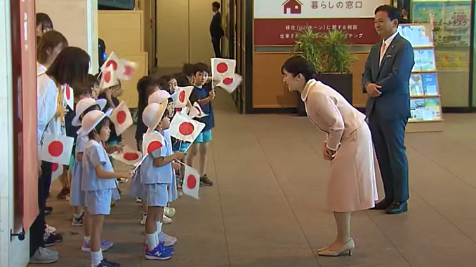 Aiko con niños en Saga