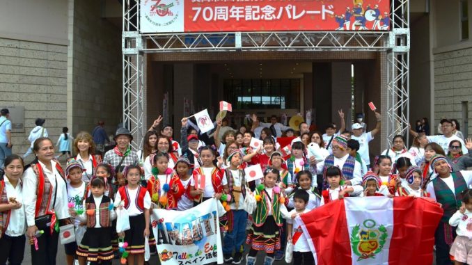 Delegación peruana que participó en el desfile de Moka