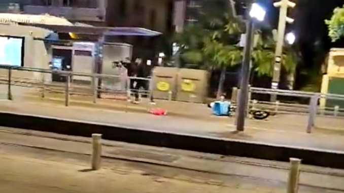 Dos hombres atacan en una estación de tren en TelAviv