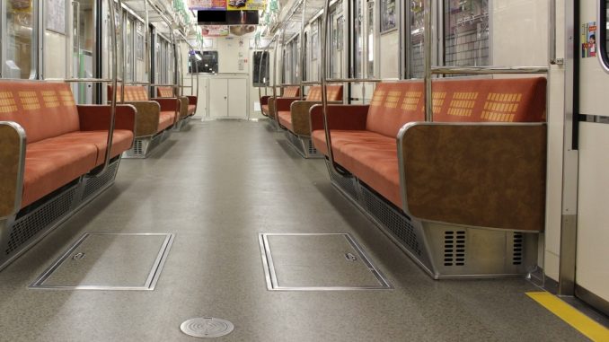 Interior de un vagón del Metro de Osaka