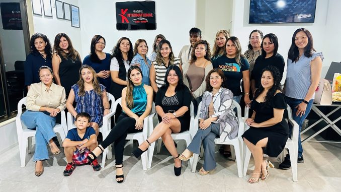 Jackelín Zúñiga y Yuriko Nakayo con las expositoras de Mujeres Unidas para Triunfar