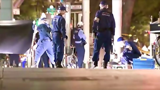 La policía busca pruebas en una calle de Sakae en Nagoya (CBC)