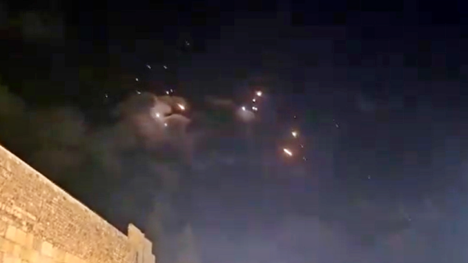 Misiles iraníes en cielo israelí. Muchos fueron interceptados.
