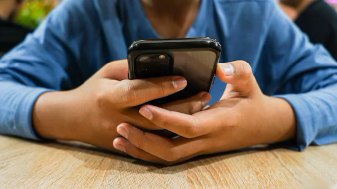 Adolescente revisando su smartphone