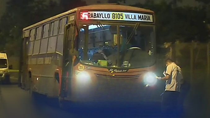 Bus de El Rápido acribillado. Murió el chofer.