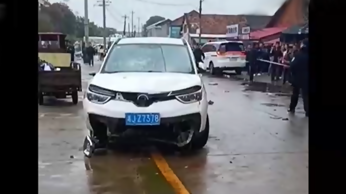 Coche arrolla a niños en Hunan