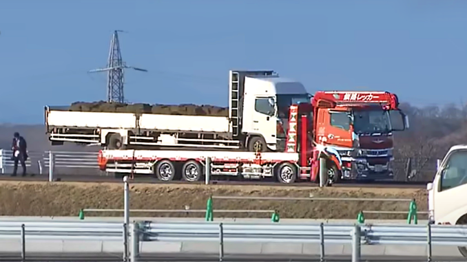El camión del accidente es sacado del lugar del accidente (TV)