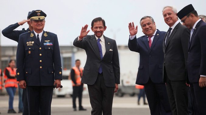 El sultán de Brunei, el primer mandatario en llegar a Lima para APEC 2