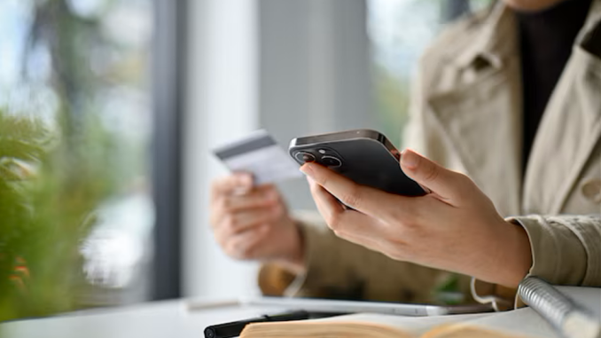 Mujer haciendo compras on line