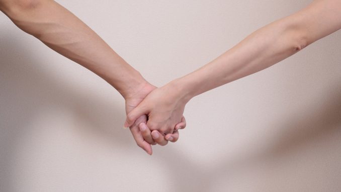 Pareja tomada de la mano