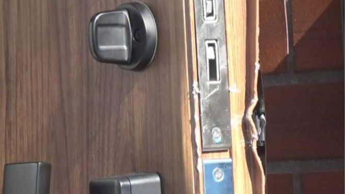 Puerta dañada en un intento de robo en Yokohama.