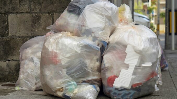 Bolsas con basura en una calle de Fukushima (NNN)