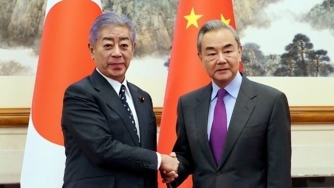 El ministro de Exteriores de Japón, Taro Iwaya, y su homólogo chino, Wang Yi