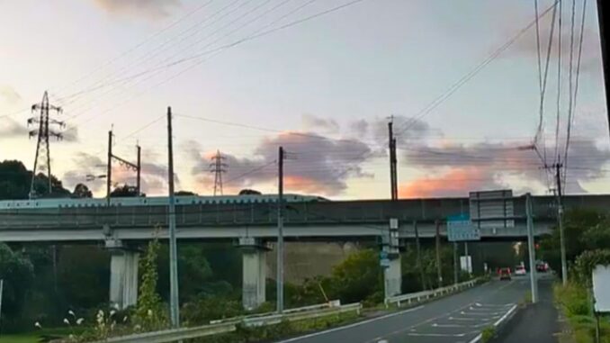 El tren Sakura 555 de Kyushu Shinkansen detenido entre las estaciones de Izumi y Sendai (MBC)