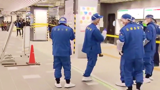 Estación de metro Sannomiya en Kobe. La policía en la escena del ataque