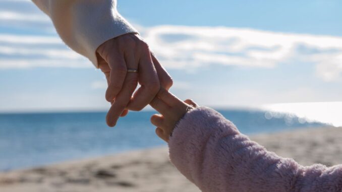 Madre e hija tomadas de la mano