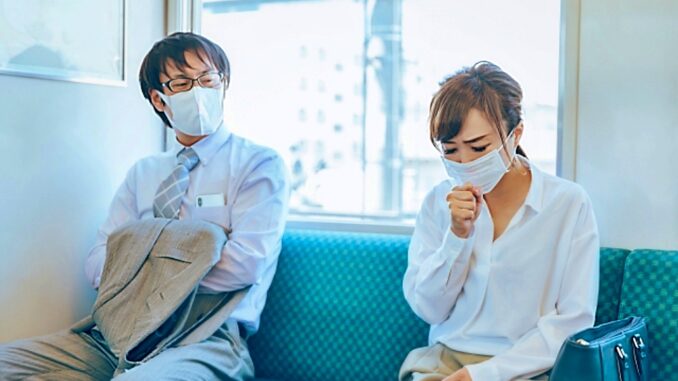 Toser en el tren, es la conducta más molesta para los japoneses