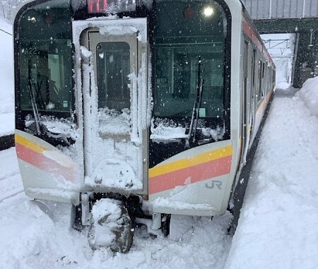 Tren de Joetsu Line detenido entre Muikamacho y Echigo-Yuzawa en Niigata