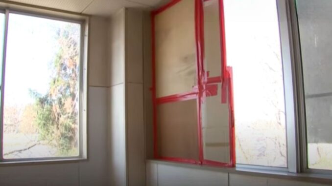 Ventana dañada en la Escuela Primaria Hanamaki, por donde el oso escapó.