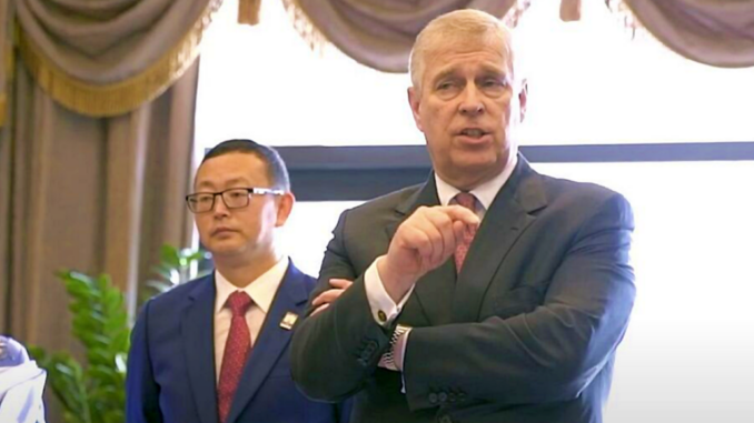 Yang fue fotografiado con el Príncipe Andrew en un evento Pitch Palace China ( PitchatPalace-YouTube )