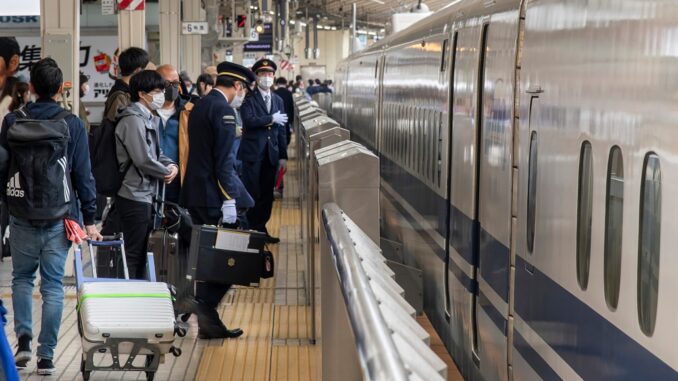 Andén del Shinkansen en la estación de Tokio