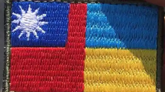 Banderas de Taiwán y Ucrania, un distintivo usado por tropas la Legión Internacional Ucraniana