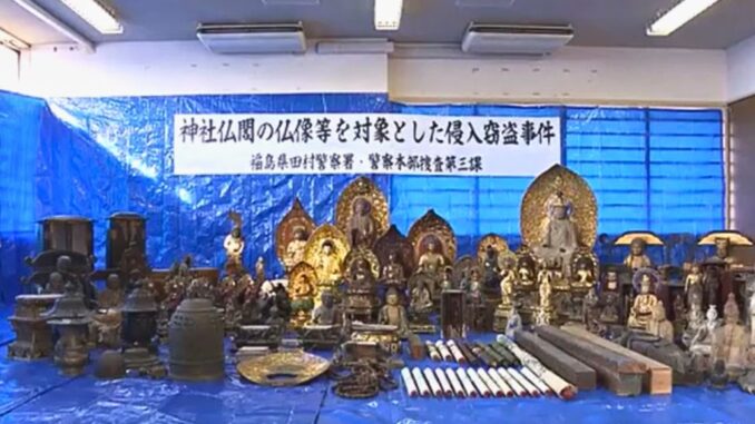 Estatuas budistas, pergaminos y otros objetos robados incautados por la Policía de Fukushima.