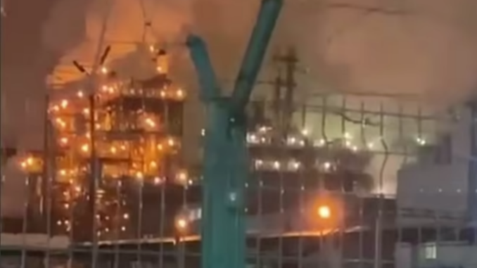 Incendio en el Complejo de Refinación de Petróleo Taneko en Rusia, a 1000 km del frente ucraniano