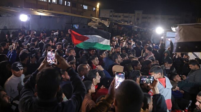 Miles de personas en Gaza celebran el alto al fuego. (Al Yazira)