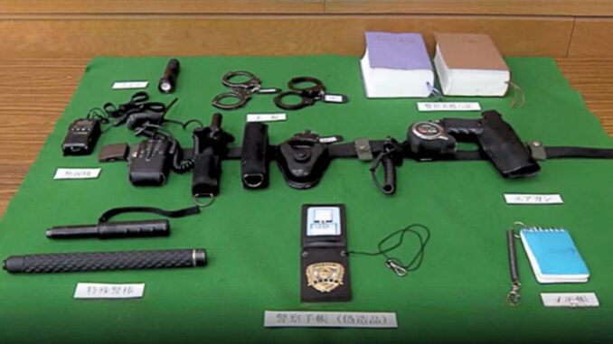 Objetos incautados placa falsa, pistola de aire comprimido, libro de leyes policiales y otros artículos relacionados. (ABC)